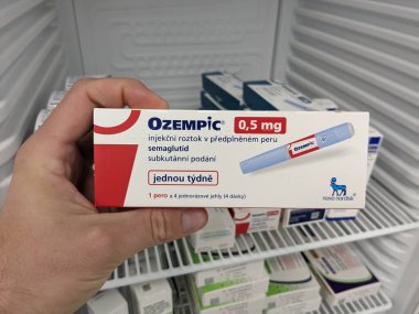 Brno, Çek Cumhuriyeti - 28 Haziran 2024: Ozempic kutusu. Ozempik ilacın Çek versiyonu. Çek Cumhuriyeti 'nde diyabet tedavisi. Bir paket semaglutid. Diyabet ilacı. Bazen kilo vermek için kullanılıyor.