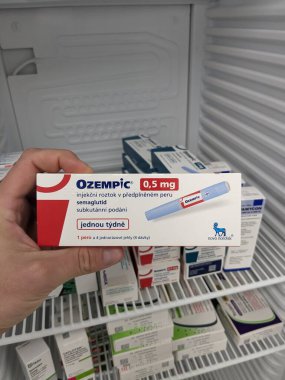 Brno, Çek Cumhuriyeti - 28 Haziran 2024: Ozempic kutusu. Ozempik ilacın Çek versiyonu. Çek Cumhuriyeti 'nde diyabet tedavisi. Bir paket semaglutid. Diyabet ilacı. Bazen kilo vermek için kullanılıyor.