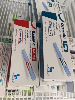 Brno, Çek Cumhuriyeti - 28 Haziran 2024: Ozempic kutusu. Ozempik ilacın Çek versiyonu. Çek Cumhuriyeti 'nde diyabet tedavisi. Bir paket semaglutid. Diyabet ilacı. Bazen kilo vermek için kullanılıyor.