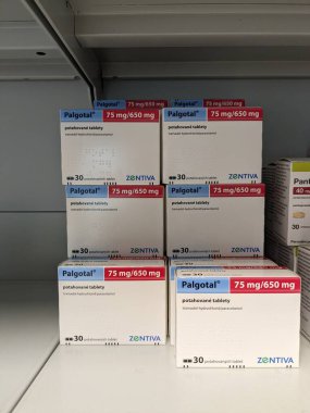 Prag, Çek Cumhuriyeti - 9 Temmuz 2024: ZENTIVA tarafından kullanılan TRAMADOL ve PARACETAMOL aktif maddeler içeren PALGOTAL tablet kutusu.