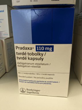 Prag, Çek Cumhuriyeti - 28 Haziran 2024: Pradaxa tablet kutusu. Dabigatran aktif madde olarak Boehringer Ingelheim, kan pıhtılarını tedavi etmek ve felci önlemek için kullanılan bir antikoagülan.