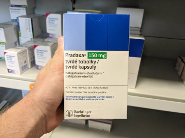 Prag, Çek Cumhuriyeti - 28 Haziran 2024: Pradaxa tablet kutusu. Dabigatran aktif madde olarak Boehringer Ingelheim, kan pıhtılarını tedavi etmek ve felci önlemek için kullanılan bir antikoagülan.