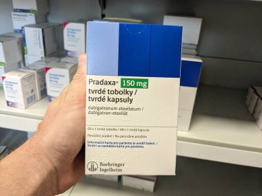 Prag, Çek Cumhuriyeti - 28 Haziran 2024: Pradaxa tablet kutusu. Dabigatran aktif madde olarak Boehringer Ingelheim, kan pıhtılarını tedavi etmek ve felci önlemek için kullanılan bir antikoagülan.