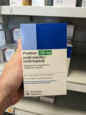 Prag, Çek Cumhuriyeti - 28 Haziran 2024: Pradaxa tablet kutusu. Dabigatran aktif madde olarak Boehringer Ingelheim, kan pıhtılarını tedavi etmek ve felci önlemek için kullanılan bir antikoagülan.