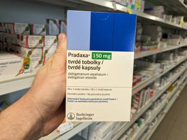Prag, Çek Cumhuriyeti - 28 Haziran 2024: Pradaxa tablet kutusu. Dabigatran aktif madde olarak Boehringer Ingelheim, kan pıhtılarını tedavi etmek ve felci önlemek için kullanılan bir antikoagülan.