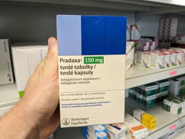 Prag, Çek Cumhuriyeti - 28 Haziran 2024: Pradaxa tablet kutusu. Dabigatran aktif madde olarak Boehringer Ingelheim, kan pıhtılarını tedavi etmek ve felci önlemek için kullanılan bir antikoagülan.