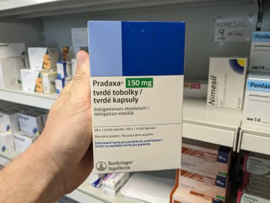 Prag, Çek Cumhuriyeti - 28 Haziran 2024: Pradaxa tablet kutusu. Dabigatran aktif madde olarak Boehringer Ingelheim, kan pıhtılarını tedavi etmek ve felci önlemek için kullanılan bir antikoagülan.