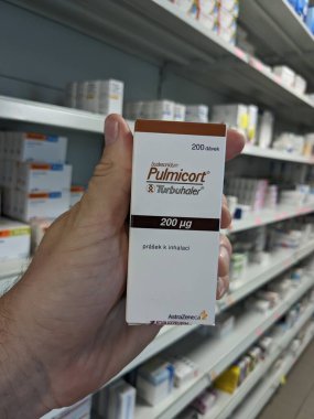 Prag, Çek Cumhuriyeti - 9 Temmuz 2024: Astım ve COPD 'nin tedavisinde kullanılan BUDESONIDE aktif maddeyle birlikte PULMICORT solunum cihazı.