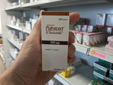 Prag, Çek Cumhuriyeti - 9 Temmuz 2024: Astım ve COPD 'nin tedavisinde kullanılan BUDESONIDE aktif maddeyle birlikte PULMICORT solunum cihazı.