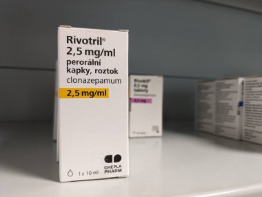 Prag, Çek Cumhuriyeti-8 Ocak 2024: CLONAZEPAMUM aktif maddeyle birlikte RIVOTRIL ilaç kutusu