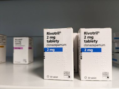 Prag, Çek Cumhuriyeti-8 Ocak 2024: CLONAZEPAMUM aktif maddeyle birlikte RIVOTRIL ilaç kutusu