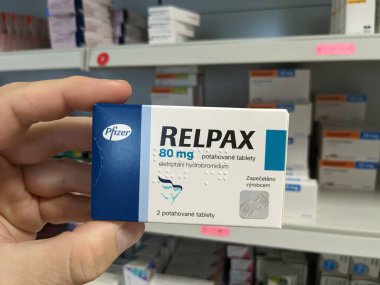Prag, Çek Cumhuriyeti - 9 Temmuz 2024: PFIZER tarafından kullanılan ELETRIPTAN aktif maddesi içeren RELPAX tablet kutusu.