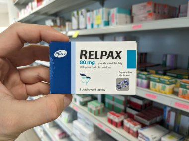 Prag, Çek Cumhuriyeti - 9 Temmuz 2024: PFIZER tarafından kullanılan ELETRIPTAN aktif maddesi içeren RELPAX tablet kutusu.