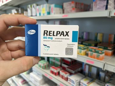 Prag, Çek Cumhuriyeti - 9 Temmuz 2024: PFIZER tarafından kullanılan ELETRIPTAN aktif maddesi içeren RELPAX tablet kutusu.
