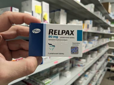 Prag, Çek Cumhuriyeti - 9 Temmuz 2024: PFIZER tarafından kullanılan ELETRIPTAN aktif maddesi içeren RELPAX tablet kutusu.