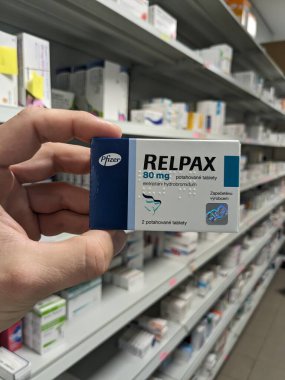 Prag, Çek Cumhuriyeti - 9 Temmuz 2024: PFIZER tarafından kullanılan ELETRIPTAN aktif maddesi içeren RELPAX tablet kutusu.