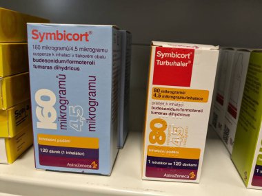 Prag, Çek Cumhuriyeti - 10 Temmuz 2024: Astım ve COPD 'nin tedavisinde kullanılan BUDESONIDE ve FORMOTEROL aktif maddelerin kullanıldığı SyMBICORT TURBUBUHALER ilaç kutusu.