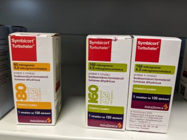 Prag, Çek Cumhuriyeti - 10 Temmuz 2024: Astım ve COPD 'nin tedavisinde kullanılan BUDESONIDE ve FORMOTEROL aktif maddelerin kullanıldığı SyMBICORT TURBUBUHALER ilaç kutusu.