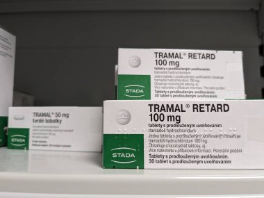 Prag, Çek Cumhuriyeti - 9 Temmuz 2024: Grnenthal 'ın Tramadol aktif maddesiyle birlikte TRAMAL ilaç kutusu, orta ila şiddetli ağrıların tedavisinde kullanılır..