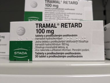 Prag, Çek Cumhuriyeti - 9 Temmuz 2024: Grnenthal 'ın Tramadol aktif maddesiyle birlikte TRAMAL ilaç kutusu, orta ila şiddetli ağrıların tedavisinde kullanılır..