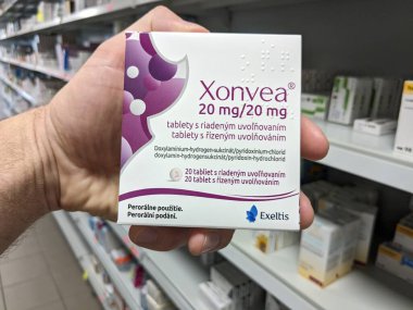 Prag, Çek Cumhuriyeti - 9 Temmuz 2024: DOXYLAMINE ve PYRIDOXINE aktif maddelerle dolu XONVEA ilaç kutusu, ALLIANCE PHARMA, mide bulantısı ve hamilelikte kusma tedavisinde kullanılır.