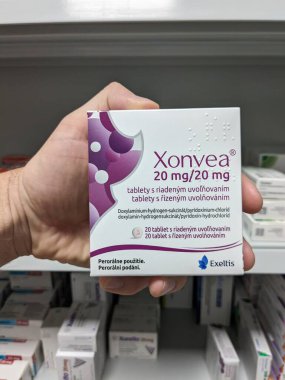 Prag, Çek Cumhuriyeti - 9 Temmuz 2024: DOXYLAMINE ve PYRIDOXINE aktif maddelerle dolu XONVEA ilaç kutusu, ALLIANCE PHARMA, mide bulantısı ve hamilelikte kusma tedavisinde kullanılır.