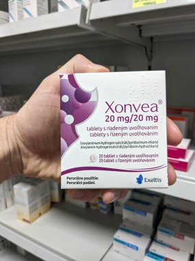 Prag, Çek Cumhuriyeti - 9 Temmuz 2024: DOXYLAMINE ve PYRIDOXINE aktif maddelerle dolu XONVEA ilaç kutusu, ALLIANCE PHARMA, mide bulantısı ve hamilelikte kusma tedavisinde kullanılır.