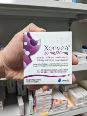 Prag, Çek Cumhuriyeti - 9 Temmuz 2024: DOXYLAMINE ve PYRIDOXINE aktif maddelerle dolu XONVEA ilaç kutusu, ALLIANCE PHARMA, mide bulantısı ve hamilelikte kusma tedavisinde kullanılır.