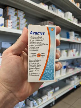 Prag, Çek Cumhuriyeti - 9 Temmuz 2024: AVAMYS burun spreyi kutusu FLUTICASON FUROATE aktif madde GLAXOSMITHKLINE, alerjik rhinitis tedavisi için kullanılır.