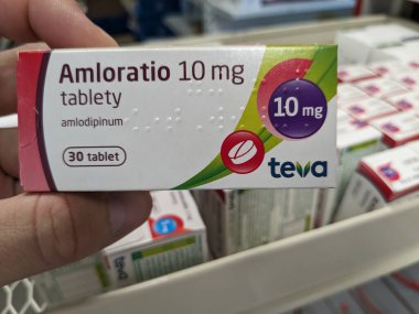 Prag, Çek Cumhuriyeti - 9 Temmuz 2024: Yüksek tansiyon ve anjinin tedavisinde kullanılan SANDOZ tarafından kullanılan AMLORATIO tablet kutusu.