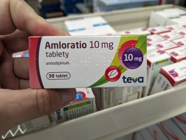 Prag, Çek Cumhuriyeti - 9 Temmuz 2024: Yüksek tansiyon ve anjinin tedavisinde kullanılan SANDOZ tarafından kullanılan AMLORATIO tablet kutusu.