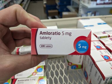 Prag, Çek Cumhuriyeti - 9 Temmuz 2024: Yüksek tansiyon ve anjinin tedavisinde kullanılan SANDOZ tarafından kullanılan AMLORATIO tablet kutusu.