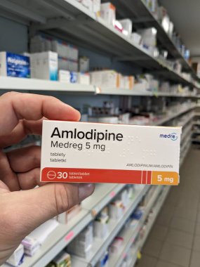 Prag, Çek Cumhuriyeti - 9 Temmuz 2024: AMLODIPINE MEDREG tablet kutusu, MEDREG tarafından kullanılan AMLODIPINE aktif madde, hipertansiyon ve anjin tedavisi için.