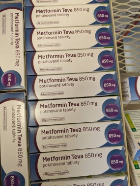 Prag, Çek Cumhuriyeti - 28 Haziran 2024: METFORMIN TEVA kutu dolusu ilaç ve Teva Eczacılık tarafından kullanılan metformin hidroklorür aktif madde, tip 2 diyabet ve insülin direnci tedavisinde kullanıldı.