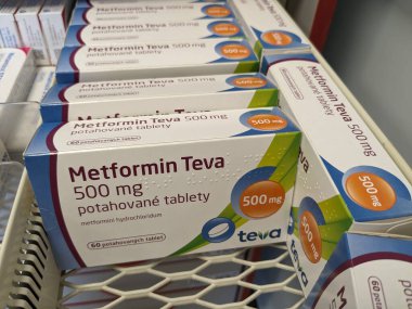 Prag, Çek Cumhuriyeti - 28 Haziran 2024: METFORMIN TEVA kutu dolusu ilaç ve Teva Eczacılık tarafından kullanılan metformin hidroklorür aktif madde, tip 2 diyabet ve insülin direnci tedavisinde kullanıldı.