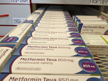 Prag, Çek Cumhuriyeti - 28 Haziran 2024: METFORMIN TEVA kutu dolusu ilaç ve Teva Eczacılık tarafından kullanılan metformin hidroklorür aktif madde, tip 2 diyabet ve insülin direnci tedavisinde kullanıldı.