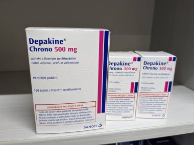 Prag, Çek Cumhuriyeti - 9 Temmuz 2024: DEPAKINE CHRONO tablet kutusu SANOFI tarafından aktif maddeyle birlikte epilepsi ve bipolar bozukluğun tedavisinde kullanılır.