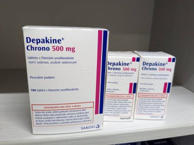 Prag, Çek Cumhuriyeti - 9 Temmuz 2024: DEPAKINE CHRONO tablet kutusu SANOFI tarafından aktif maddeyle birlikte epilepsi ve bipolar bozukluğun tedavisinde kullanılır.