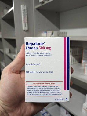 Prag, Çek Cumhuriyeti - 9 Temmuz 2024: DEPAKINE CHRONO tablet kutusu SANOFI tarafından aktif maddeyle birlikte epilepsi ve bipolar bozukluğun tedavisinde kullanılır.