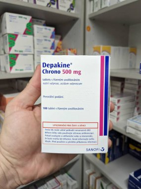 Prag, Çek Cumhuriyeti - 9 Temmuz 2024: DEPAKINE CHRONO tablet kutusu SANOFI tarafından aktif maddeyle birlikte epilepsi ve bipolar bozukluğun tedavisinde kullanılır.