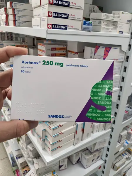 Prag, Çek Cumhuriyeti - 9 Temmuz 2024: SANDOZ 'un CEFUROXIME aktif maddesiyle birlikte XORIMAX tablet kutusu, bakteriyel enfeksiyonların tedavisinde kullanılır.