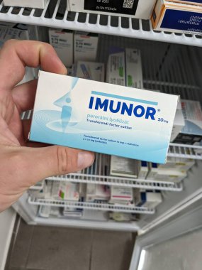 Prag, Çek Cumhuriyeti 23 Mayıs 2023: Imunora lyophilisate (kurutulmuş çözüm), domuz kanından oluşan homojen bir beyaz kan hücresinden yapılan bir hazırlıktır.. 