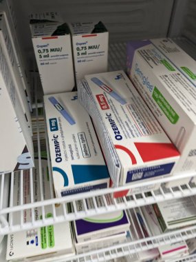 Brno, Çek Cumhuriyeti - 28 Haziran 2024: Ozempic kutusu. Ozempik ilacın Çek versiyonu. Çek Cumhuriyeti 'nde diyabet tedavisi. Bir paket semaglutid. Diyabet ilacı. Bazen kilo vermek için kullanılıyor.