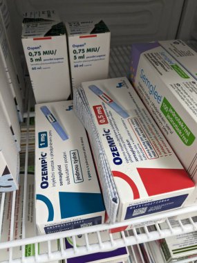 Brno, Çek Cumhuriyeti - 28 Haziran 2024: Ozempic kutusu. Ozempik ilacın Çek versiyonu. Çek Cumhuriyeti 'nde diyabet tedavisi. Bir paket semaglutid. Diyabet ilacı. Bazen kilo vermek için kullanılıyor.