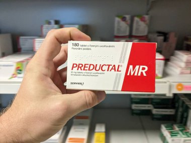 Prag, Çek Cumhuriyeti - 9 Temmuz 2024: Anjina pektorisi ve kalp hastalığının tedavisinde kullanılan TRIMETAZIDINE aktif maddesi içeren predUCTAL tablet kutusu.