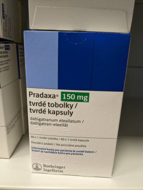 Prag, Çek Cumhuriyeti-25 Temmuz 2024: Pradaxa tablet kutusu. Dabigatran aktif bir madde, Boehringer Ingelheim, pıhtılaşmayı önlemek ve kan pıhtılaşmasını önlemek için kullanılan bir antikoagülan.