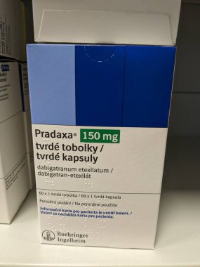 Prag, Çek Cumhuriyeti-25 Temmuz 2024: Pradaxa tablet kutusu. Dabigatran aktif bir madde, Boehringer Ingelheim, pıhtılaşmayı önlemek ve kan pıhtılaşmasını önlemek için kullanılan bir antikoagülan.