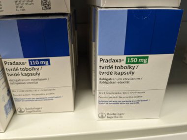 Prag, Çek Cumhuriyeti-25 Temmuz 2024: Pradaxa tablet kutusu. Dabigatran aktif bir madde, Boehringer Ingelheim, pıhtılaşmayı önlemek ve kan pıhtılaşmasını önlemek için kullanılan bir antikoagülan.