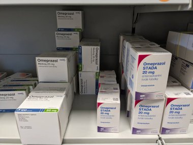 Prag, Çek Cumhuriyeti - 9 Temmuz 2024: OMEPRAZOL STADA OMEPRAZOLE aktif madde içeren kapsüller kutusu, asit reflü ve GERD tedavisinde kullanılır.