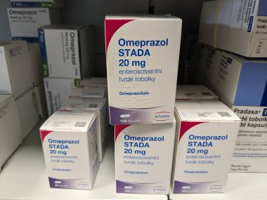 Prag, Çek Cumhuriyeti - 9 Temmuz 2024: OMEPRAZOL STADA OMEPRAZOLE aktif madde içeren kapsüller kutusu, asit reflü ve GERD tedavisinde kullanılır.
